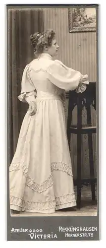 Fotografie Victoria, Recklinghausen, Hernerstr. 7e, Portrait Dame im weissen Kleid, Rückenprotrait