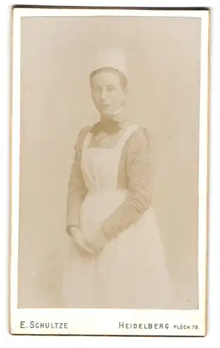 Fotografie E. Schultze, Heidelberg, Plöck 79, Portrait Dienstmagd in Uniform mit Schleife, 1899