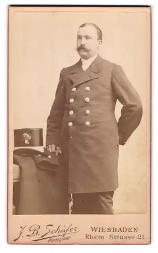 Fotografie J. B. Schäfer, Wiesbaden, Rhein-Str. 21, Portrait Kutscher im Anzug mit Zylinder