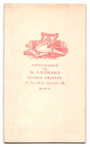 Fotografie N. Legrand, Mons, Rue de la Chaussee 64, Portrait Pfarrer im Talar sitzend im Atelier