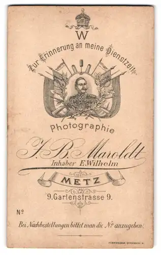 Fotografie J. B. Maroldt, Metz, Gartenstr. 9, Portrait Kaiser Wilhelm II. in Uniform von Flaggen umgeben