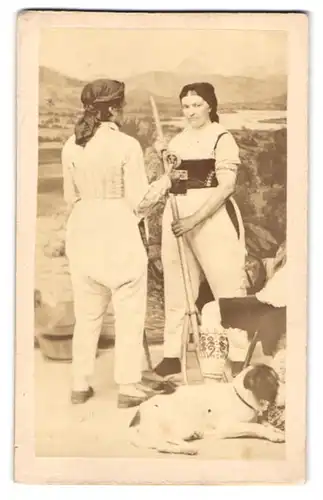 Fotografie F. Hingsamer, Bad Tölz, Bauernmagd mit Rechen und Schwarzbier, Hund zu Füssen