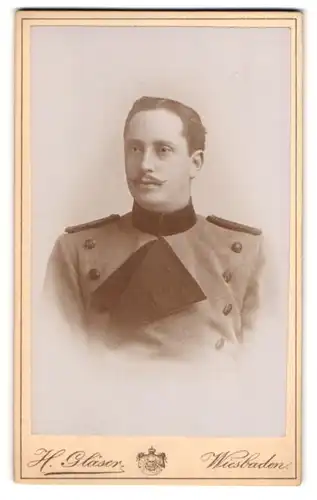 Fotografie H. Gläser, Wiesbaden, Taunustr. 19, Portrait Jäger in Uniform mit Moustache