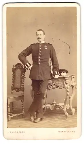 Fotografie J. Bamberger, Frankfurt a. M., Portrait Soldat in Garde Uniform mit Orden