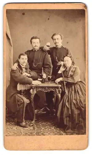 Fotografie Lud. Lorenz, Jaromer, Portrait Soldaten auf Heimatuarlaub beim Weintrinken mit Familie im Atelier