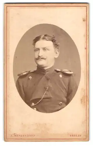 Fotografie A. Menzendorf, Berlin, Louisen-Str. 61, Portrait Soldat in Uniform mit Epauletten