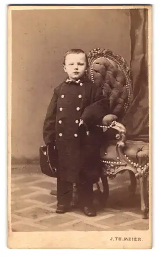 Fotografie J. Th. Meier, Eger, Portrait kleiner Junge in Uniform mit Schirmmütze