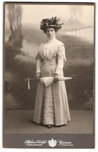 Fotografie Alphons Adolph, Passau, Portrait Frau im hellen Kleid mit Schirm und Hut
