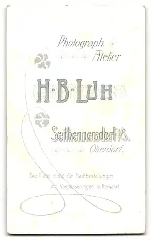 Fotografie Hermann Luh, Seifhennersdorf i. S., Portrait Knabe mit Bibel stehen im Atelier, Kommunion