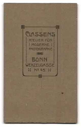 Fotografie Classens, Bonn, Wenzelgasse 45, Portrait junges Mädchen im Kommunionskleid mit Bibel und Haarschmuck