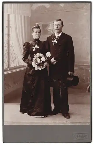 Fotografie Atelier Eder, Kempten, Portrait Brautpaar im schwarzen Kleid und Anzug mit Zylinder