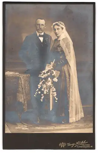 Fotografie Georg Adolph, Passau, Hochzeitspaar im schwarzen Hochzeitskleid udn Anzug mit Schleier