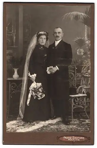 Fotografie Franz Jantzen, Pocking, Ehepaar im schwarzen Hochzeitskleid mit Schleier und Anzug