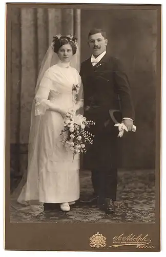 Fotografie A. Adolph, Passau, Brautpaar im weissen Kleid mit Schleier und Anzug mit Zylinder