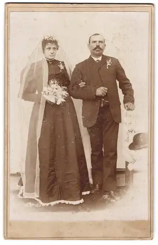 Fotografie Max Rutschmann, Rotthalmünster, Portrait Brautpaar im schwarzen Kleid und Anzug mit Melone