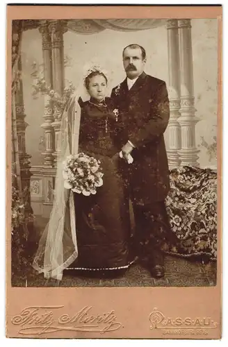 Fotografie Fritz Moritz, Passau, Bahnhofstr. 66, Portrait Eheleute um seidenen schwarzen Kleid und Anzug