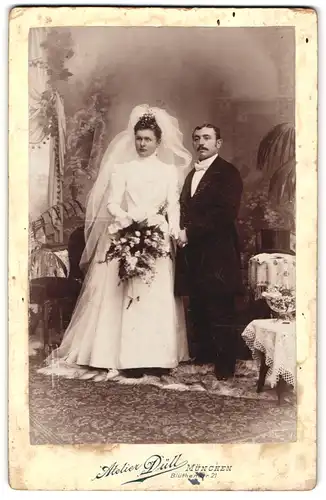 Fotografie Atelier Düll, München, blüthenstr. 21, Portrait Brautpaar im Hochzeitskleid und Anzug nebst Zylinder