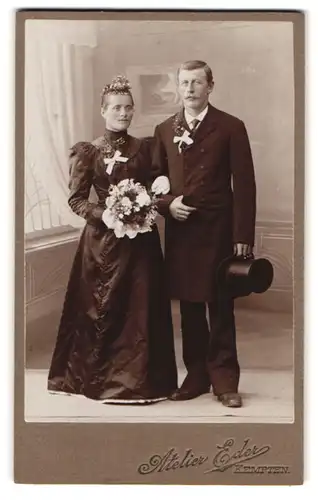 Fotografie Atelier Eder, Kempten, Portrait Ehepaar im schwarzen Kleid und Anzug mit Zylinder