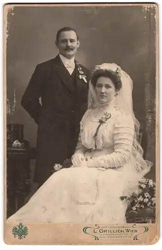 Fotografie L. Grillich, Wien, Brautpaar im Hochzeitskleid mit Schleier und Anzug