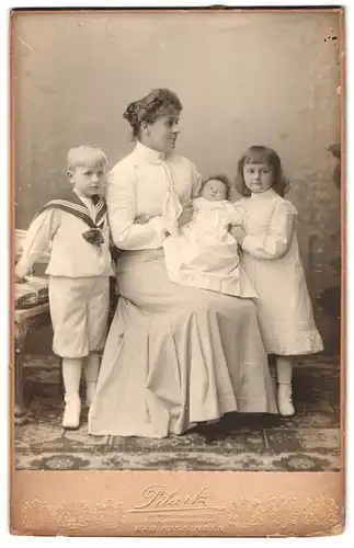 Fotografie Pilartz, Bad Kissingen, Portrait Mutter mit drei Kindern in weissen Keidern, Mutterglück