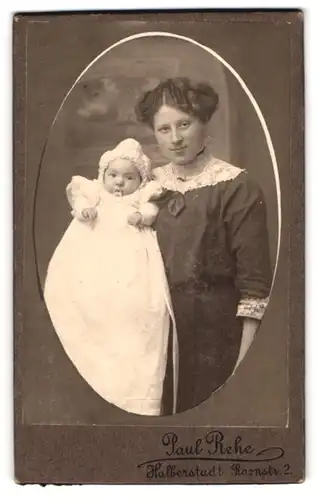 Fotografie Paul Rehe, Halberstadt, Roonstr. 2, junge Mutter Elfriede mit Kleinkind Emma im Arm, Mutterglück