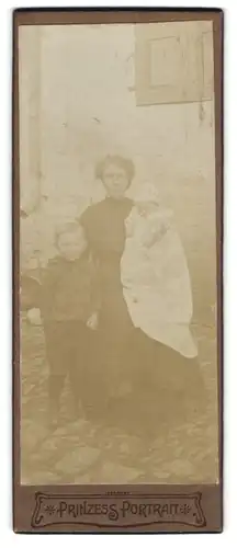 Fotografie unbekannter Fotograf und Ort, Portrait Mutter mit zwei Kindern im Garten, Mutterglück
