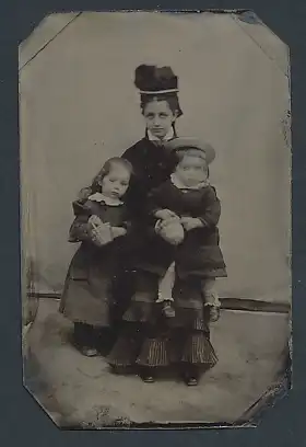 Fotografie Ferrotypie junge Mutter mit ihren Kindern Anna und Carl im Arm, Mutterglück