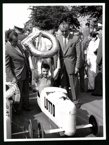 Fotografie unbekannter Fotograf, Ansicht Berlin-Kreuzberg, Seifenkistenrennen 1958, Bezirksbürgermeister Willy Kressmann