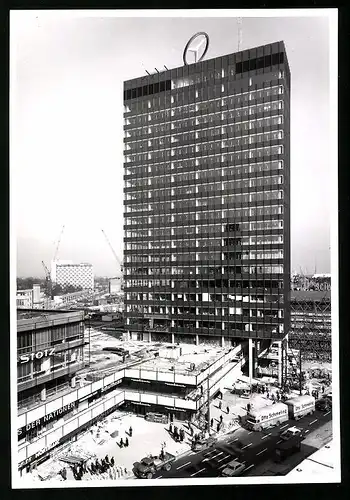 Fotografie unbekannter Fotograf, Ansicht Berlin, Europa-Center mit Baustelle vom Breitscheidplatz gesehen 1965