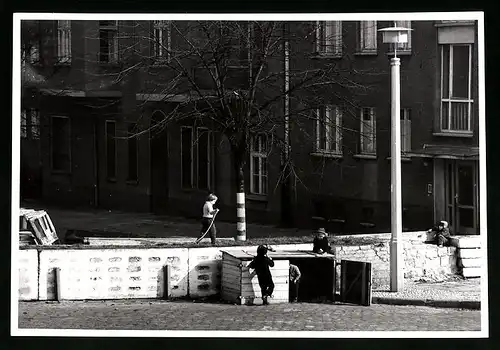 Fotografie unbekannter Fotograf, Ansicht Berlin, Sektorengrenze Lohmühlenplatz, Kinder spielen auf der Grenzbefestigung