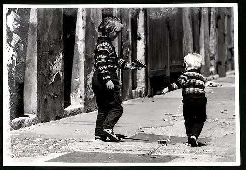 Fotografie unbekannter Fotograf, Ansicht Berlin-Wedding, Ackerstrasse, spielende Kinder mit Spielzeug-Pistole 1965