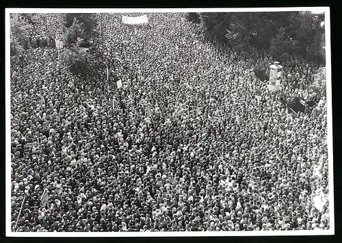 Fotografie unbekannter Fotograf, Ansicht Berlin-Schöneberg, Demonstration zur Abriegelung des Ostsektors 13. August 1961