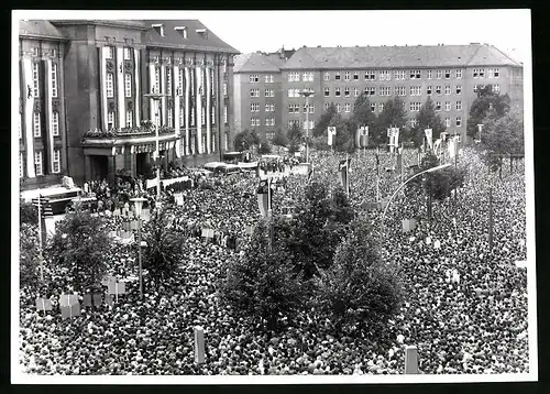 Fotografie unbekannter Fotograf, Ansicht Berlin-Schöneberg, Willy Brandt spricht bei Protest, Abriegelung d. Ostsektors