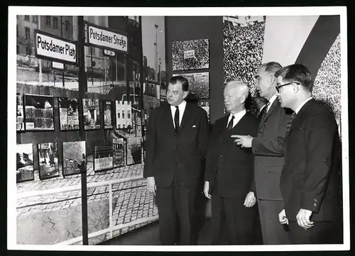 Fotografie unbekannter Fotograf, Ansicht Berlin, Bundespräsident Heinrich Lübke & General Polk im Amerika-Haus 1963