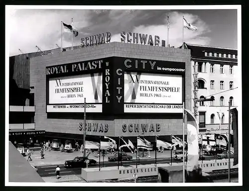 Fotografie unbekannter Fotograf, Ansicht Berlin, Tauentzienstrasse, XV. Int. Filmfestspiele im Kino Royal Palast 1965