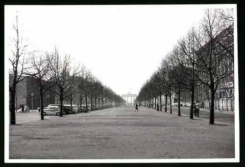 Fotografie unbekannter Fotograf, Ansicht Berlin, Unter den Linden, Blick Richtung Pariser Platz & Brandenburger Tor 1962