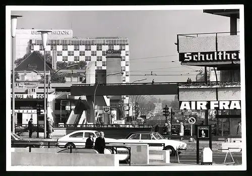 Fotografie unbekannter Fotograf, Ansicht Berlin, Fussgängerbrücke Budapester Strasse am Haus der Nationen 1965