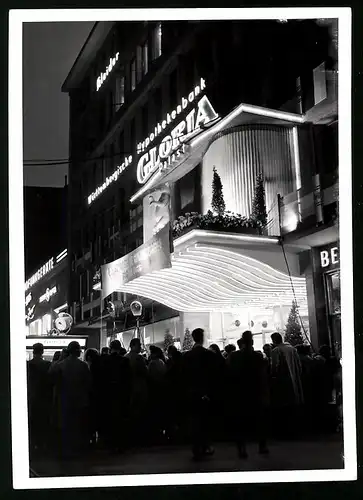 Fotografie unbekannter Fotograf, Ansicht Berlin, Kurfürstendamm, Eröffnung VI. Filmfestspiele im Gloria-Palast 1956