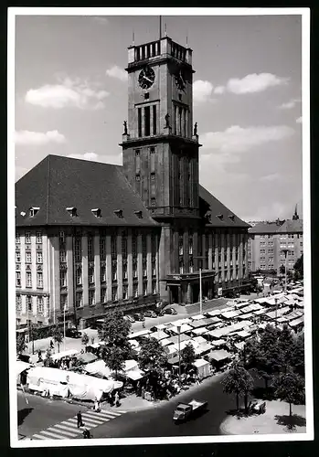 Fotografie unbekannter Fotograf, Ansicht Berlin-Schöneberg, Marktstände vor dem Rathaus 1957