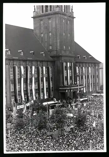 Fotografie unbekannter Fotograf, Ansicht Berlin-Schöneberg, Willy Brandt spricht bei Protest, Abriegelung des Ost-Sektor