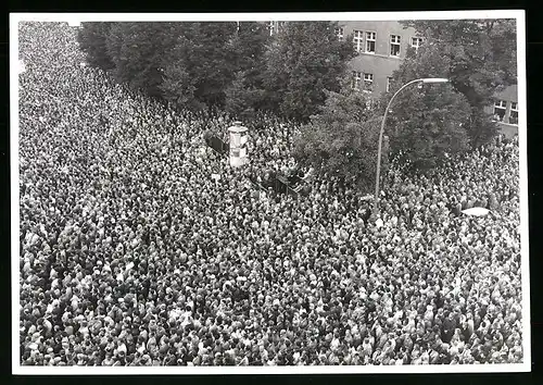 Fotografie unbekannter Fotograf, Ansicht Berlin-Schöneberg, Martin-Luther-Strasse, Protest wg. Ostsektor Abriegelung 1961