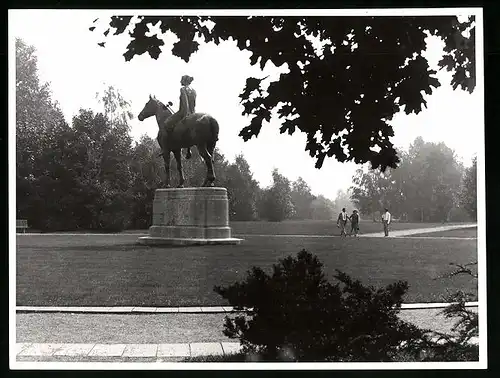 Fotografie unbekannter Fotograf, Ansicht Berlin, Amazone zu Pferde Statue von Louis Tuaillon im Tiergarten 1968