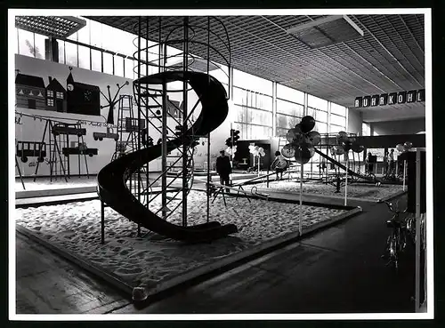 Fotografie unbekannter Fotograf, Ansicht Berlin, Industrie-Ausstellung 1965, Spielplatz-Anlagen in einer Messehalle