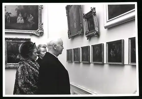 Fotografie unbekannter Fotograf, Ansicht Berlin, Bundespräsident Heinrich Lübke bei einer Ausstellung 1962