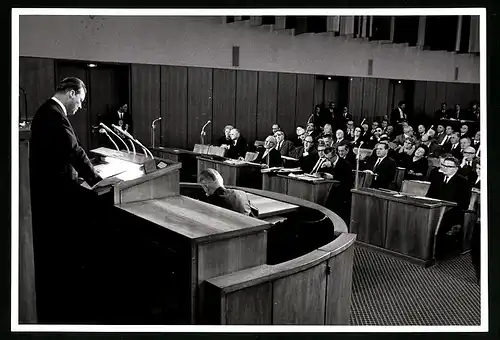 Fotografie unbekannter Fotograf, Ansicht Berlin, Bürgermeister Willy Brandt spricht vor der Wahl des Wirtschafts-Senator