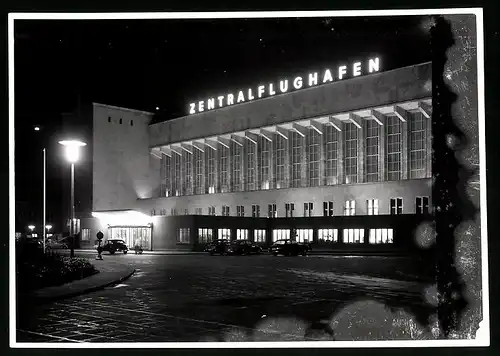 Fotografie unbekannter Fotograf, Ansicht Berlin-Tempelhof, Zentral-Flughafen Haupteingang bei Nacht 1954