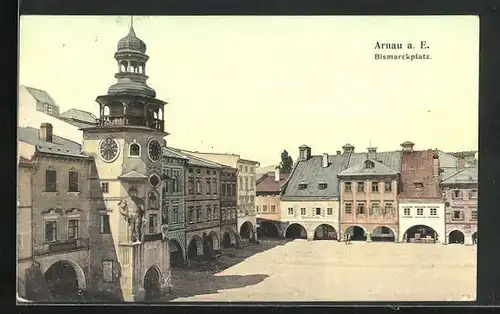 AK Arnau / Hostinne, Bismarckplatz mit Rathaus