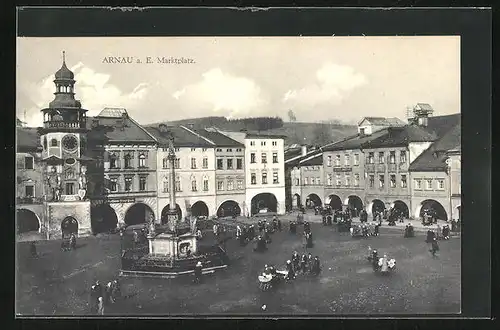 AK Arnau / Hostinne, Marktplatz mit Denkmal und Passanten