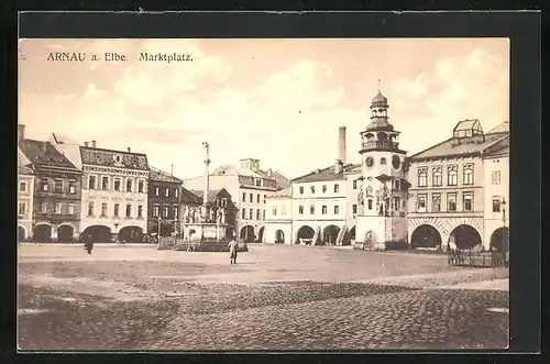 AK Arnau / Hostinne, Marktplatz mit Denkmal