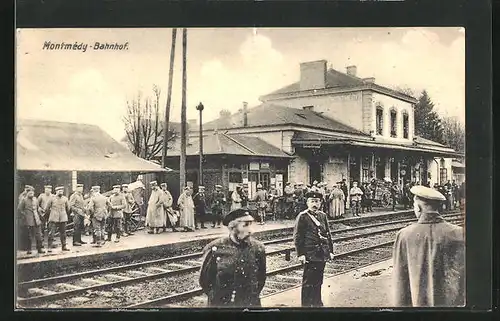 AK Montmédy, Bahnhof mit Soldaten